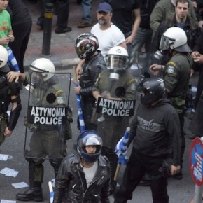 Golden Dawn party infiltrates Greece’s police, claims senior officer (Video from The Guardian)