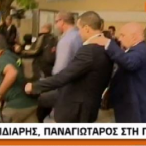 Kasidiaris assaults journalists outside the court after his release (videos)